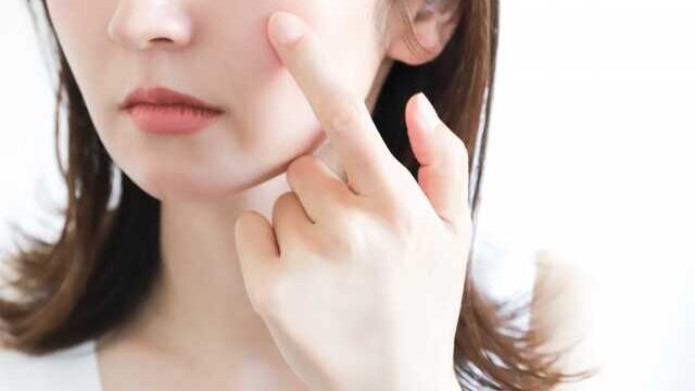 肌の悩みを気にする女性
